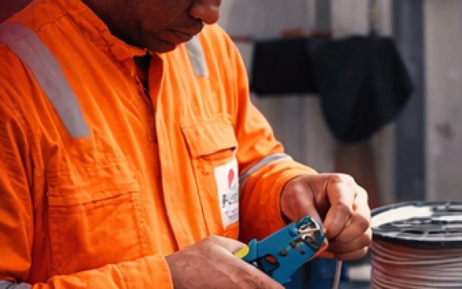 Técnico preparando cabo de rede em campo